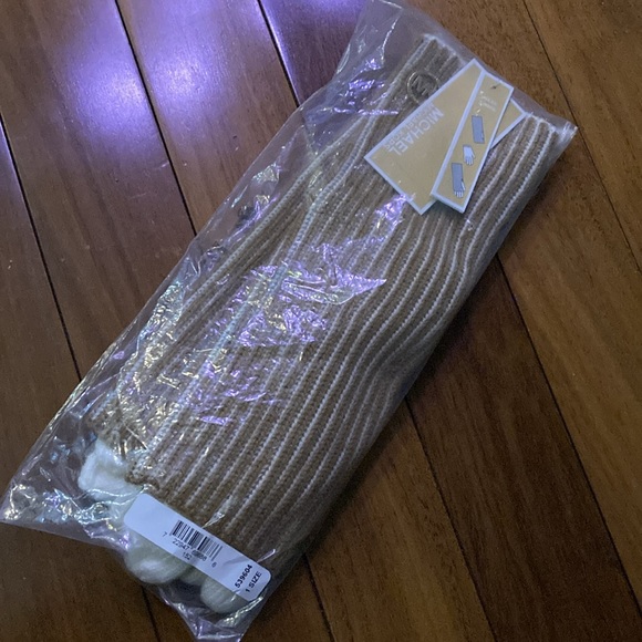 Michael Kors 3 in 1 Fisherman’s Knit Gloves - Picture 2 of 3